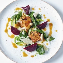 Kananpoikaa, punajuurta, vuohenjuustoa ja viinietikka-kanakastiketta Kananpoikaa, punajuurta, vuohenjuustoa ja viinietikka-kanakastiketta