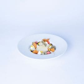 Sitruunaposset, valkosuklaamousse, lakritsi- ja seljankukkamarengilla. Sitruunaposset, valkosuklaamousse, lakritsi- ja seljankukkamarengilla.