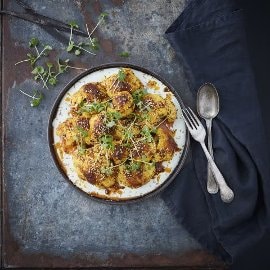 Tikka kukkakaali ja raikasta minttukermaa Tikka kukkakaali ja raikasta minttukermaa