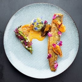 Paistettua kuhaa, sitruuna confitia ja äyriäiskastiketta Paistettua kuhaa, sitruuna confitia ja äyriäiskastiketta