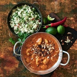 Butter Chicken riisillä ja naanleivällä Butter Chicken riisillä ja naanleivällä