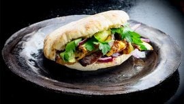 Grillattuja kasviksia, pitaleipää ja avocadomajoneesia Grillattuja kasviksia, pitaleipää ja avocadomajoneesia