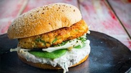 Haukiburgeri  ja tahinimajoneesia Haukiburgeri  ja tahinimajoneesia