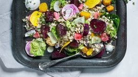 Juures-tattarisalaattia ja piparjuurikastiketta Juures-tattarisalaattia ja piparjuurikastiketta