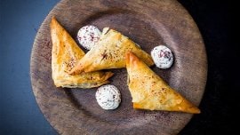 Kasvisbörek ja paprika-tuorejuustoa Kasvisbörek ja paprika-tuorejuustoa