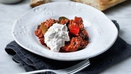 Linssi-papupata ja vuohenjuustokastiketta Linssi-papupata ja vuohenjuustokastiketta