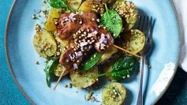 Perunasalaatti pinaatista, tattarista ja punasipulivinegretistä. Perunasalaatti pinaatista, tattarista ja punasipulivinegretistä.