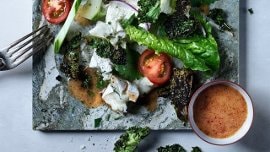 Vuohenjuusto-lehtikaalisalaattia ja kanelivinegrettiä Vuohenjuusto-lehtikaalisalaattia ja kanelivinegrettiä