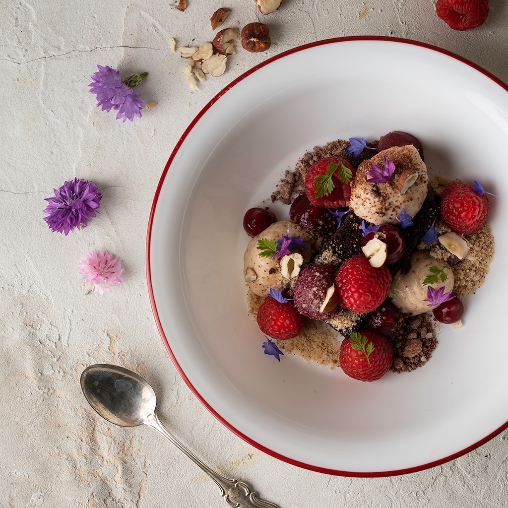 Maille Bistro Suklaakakkua, praliinimoussea ja vadelmaa