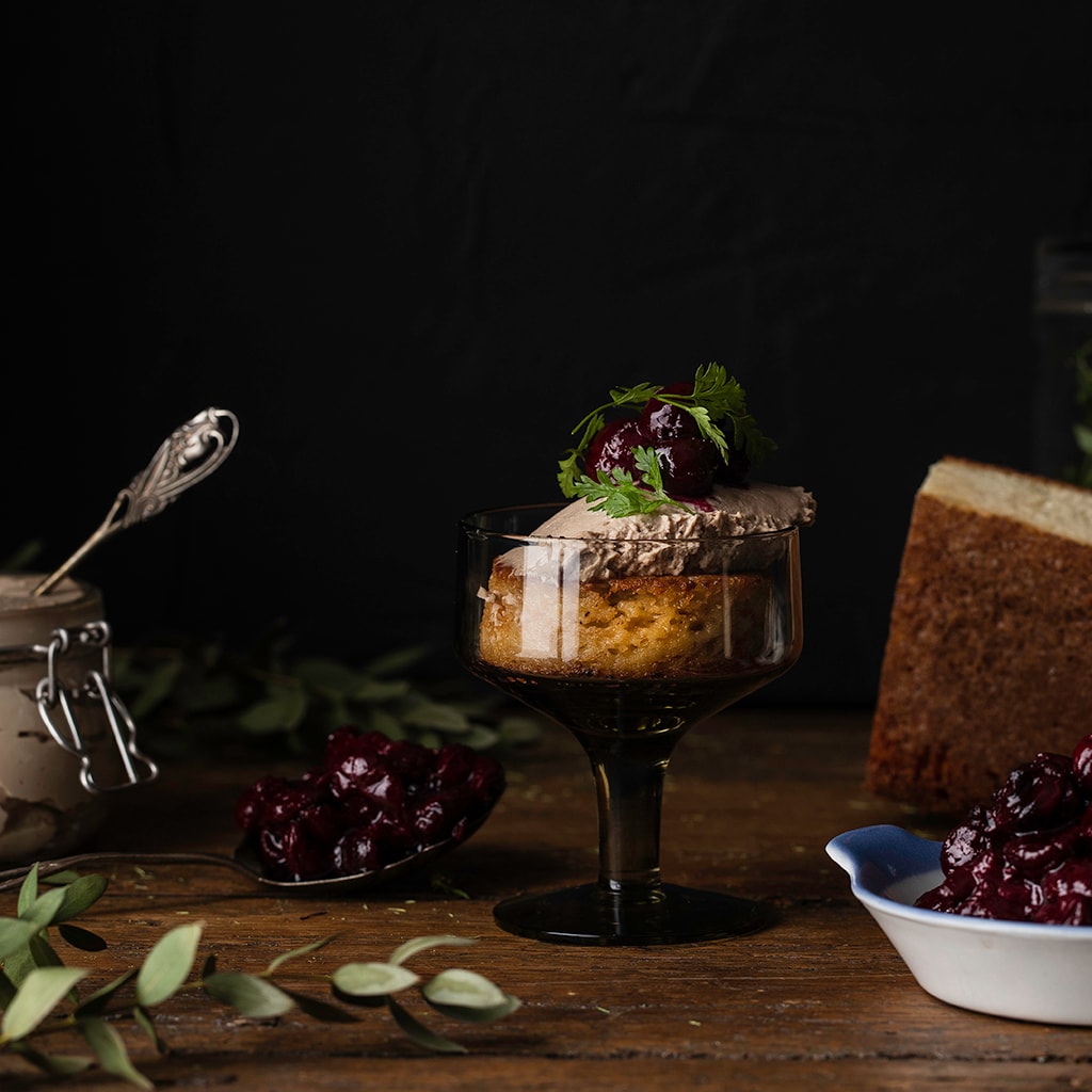 Maille Bistro Linnunmaksa mousse, briossia ja kirsikkahilloke Maille Bistro Linnunmaksa mousse, briossia ja kirsikkahilloke