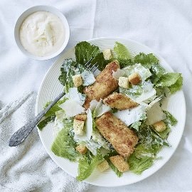 Caesarsalaattia ja rapeaa kalaa Caesarsalaattia ja rapeaa kalaa
