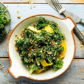 Couve ala Brazil, Lehtikaali-Mangosalaattia ja pinjansiemeniä Couve ala Brazil, Lehtikaali-Mangosalaattia ja pinjansiemeniä