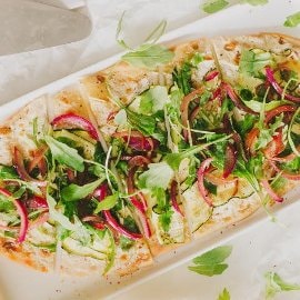 Flammkuchen, kesäkurpitsaa ja punasipulia Flammkuchen, kesäkurpitsaa ja punasipulia