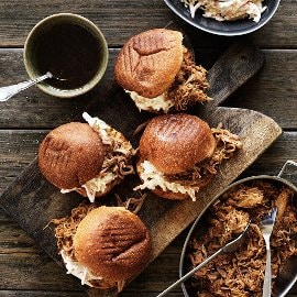 Pulled pork -burgerit, coleslaw ja barbecuevinegretti Pulled pork -burgerit, coleslaw ja barbecuevinegretti