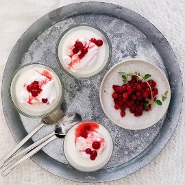 Vaniljavanukas ja vadelma-puolukkamousse Vaniljavanukas ja vadelma-puolukkamousse