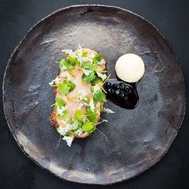 Grillattua vasikan entrecôte, Dijon-majoneesia ja mustikkakastiketta Grillattua vasikan entrecôte, Dijon-majoneesia ja mustikkakastiketta