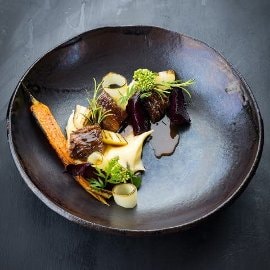 Haudutettua Peuran potkaa, puikulapyrettä ja black garlic kastiketta Haudutettua Peuran potkaa, puikulapyrettä ja black garlic kastiketta
