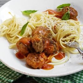 Lihapullat tomaattikastikkeessa, Italia, Kylmävalmistus Lihapullat tomaattikastikkeessa, Italia, Kylmävalmistus