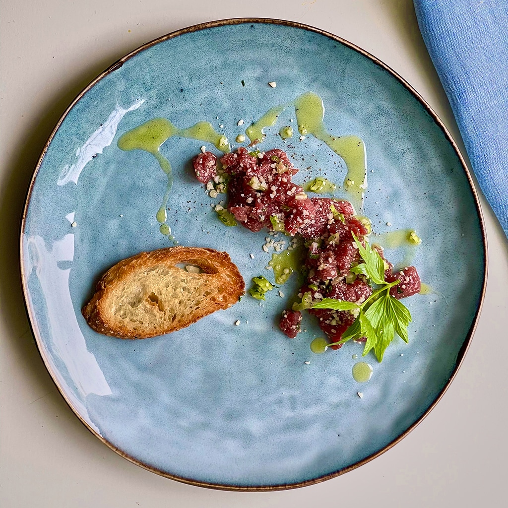 Tartar pihvi sitruunan, parmesaanin ja sellerin kera Tartar pihvi sitruunan, parmesaanin ja sellerin kera