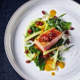 Vasikan paahtopaisti, parsakaalia ja rakuuna-sipulikastiketta