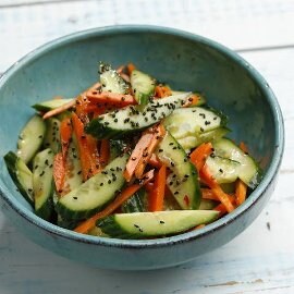 Chili-kurkkusalaatti