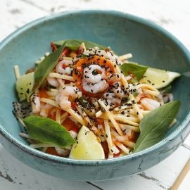 Katkarapu-nuudelisalaatti