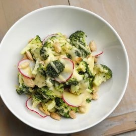 Manteli-parsakaalisalaatti ja dijon-kastiketta Manteli-parsakaalisalaatti ja dijon-kastiketta