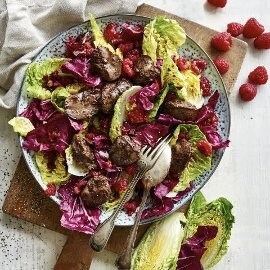 Salaattia broilerinmaksan kera