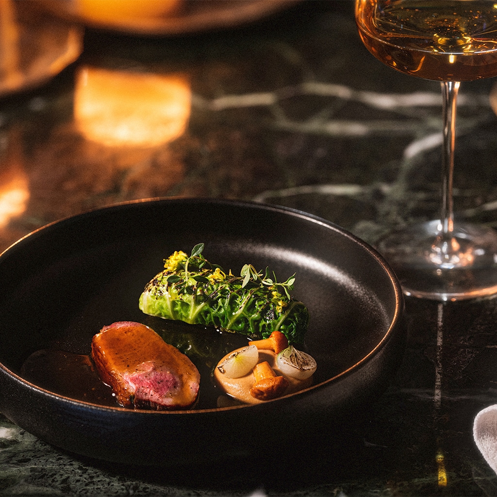 Paistettu ankanrinta, Sauce Bigarade -kastike ja haudutettua kaalia. Paistettu ankanrinta, Sauce Bigarade -kastike ja haudutettua kaalia.