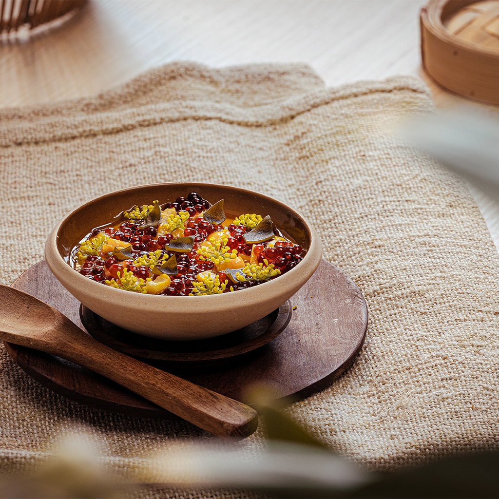 Maissi chawanmushi, ruskistettua voita ja marinoitua kirjolohenmätiä