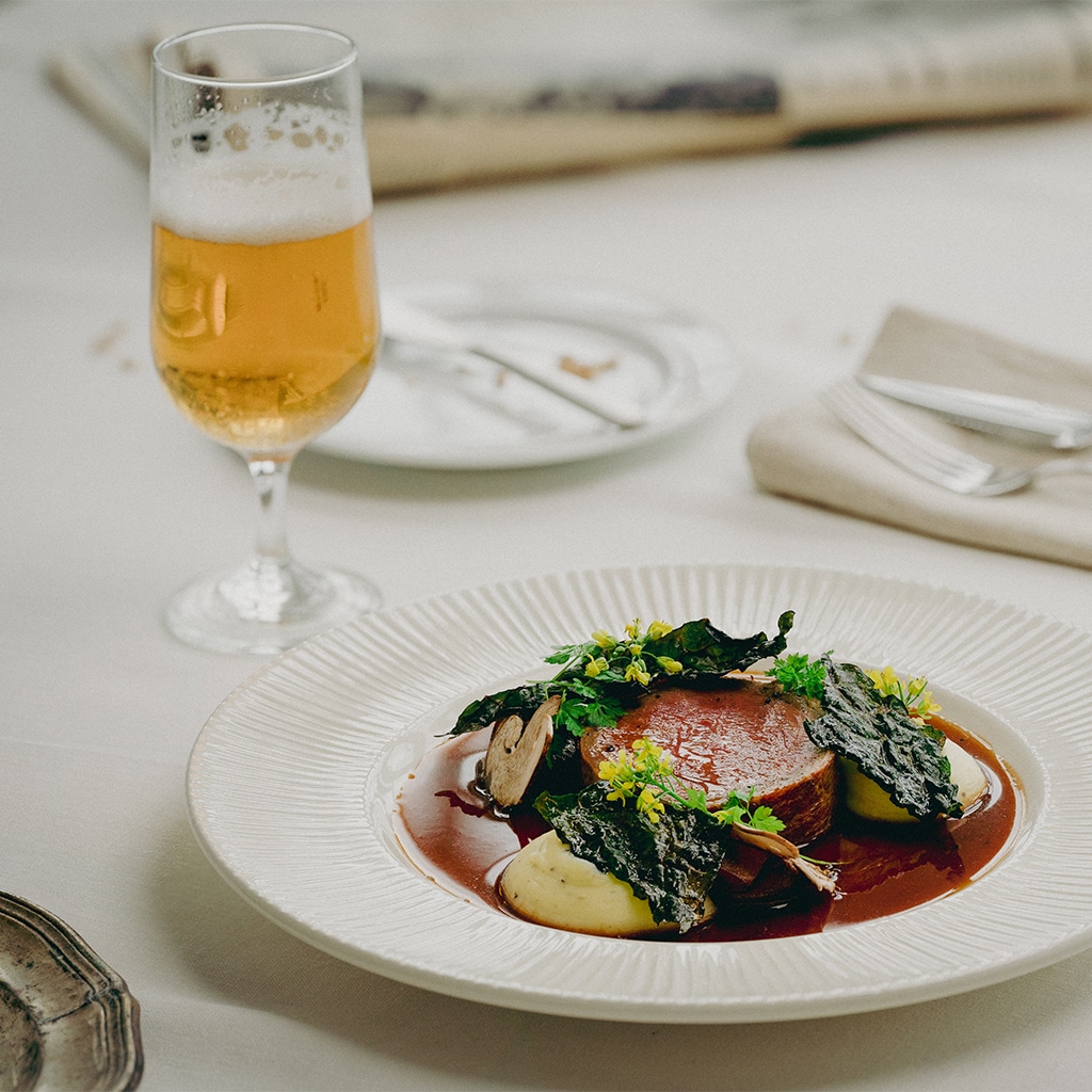 Härän sisäfileetä, punaviinikastiketta, perunakreemiä ja kasviksia.