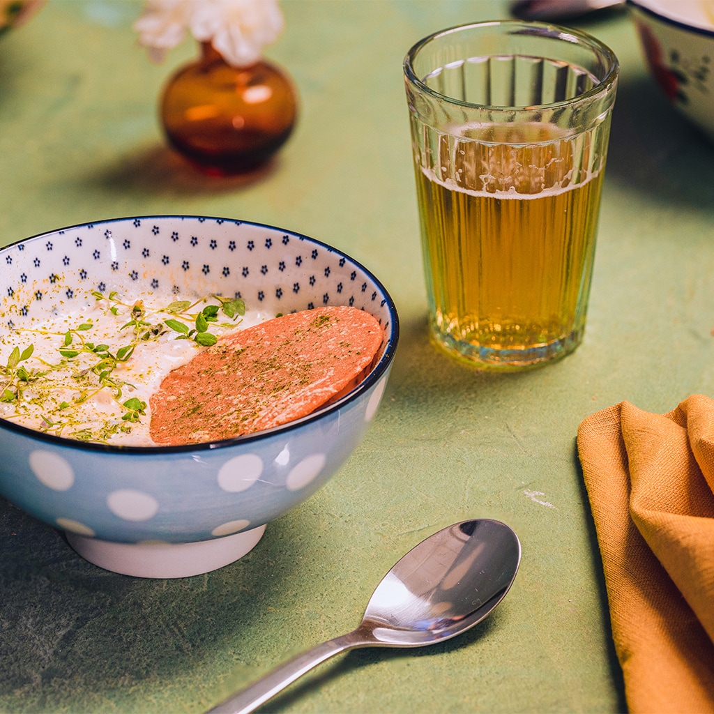 Sipulikeittoa, mornayvaahtoa, parmesan tuille ja ruohosipulia Sipulikeittoa, mornayvaahtoa, parmesan tuille ja ruohosipulia