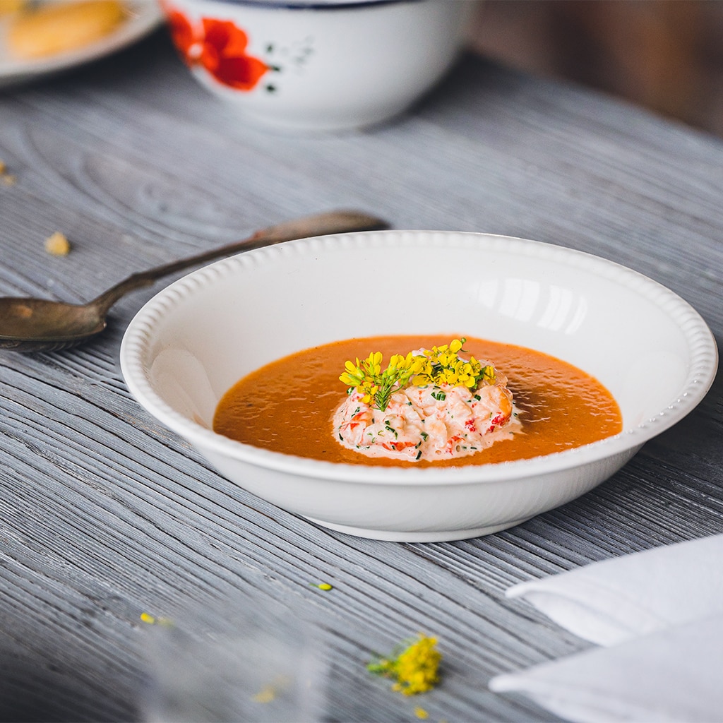 Hummerikeitto "bisque", jokiraputartar ja paahdettua leipää Hummerikeitto "bisque", jokiraputartar ja paahdettua leipää