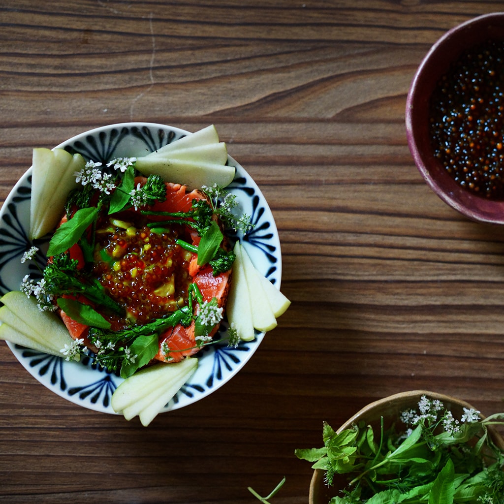 Marinoitua kirjolohta, broccoliinia ja avocadoa