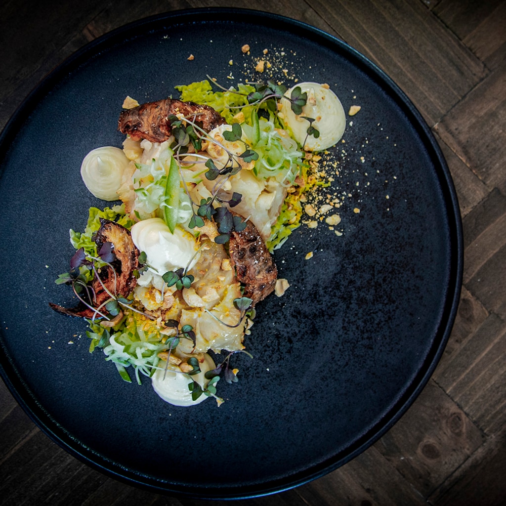 Paahdettua mukulaselleriä, omena kreemiä ja saksanpähkinävinegrettiä