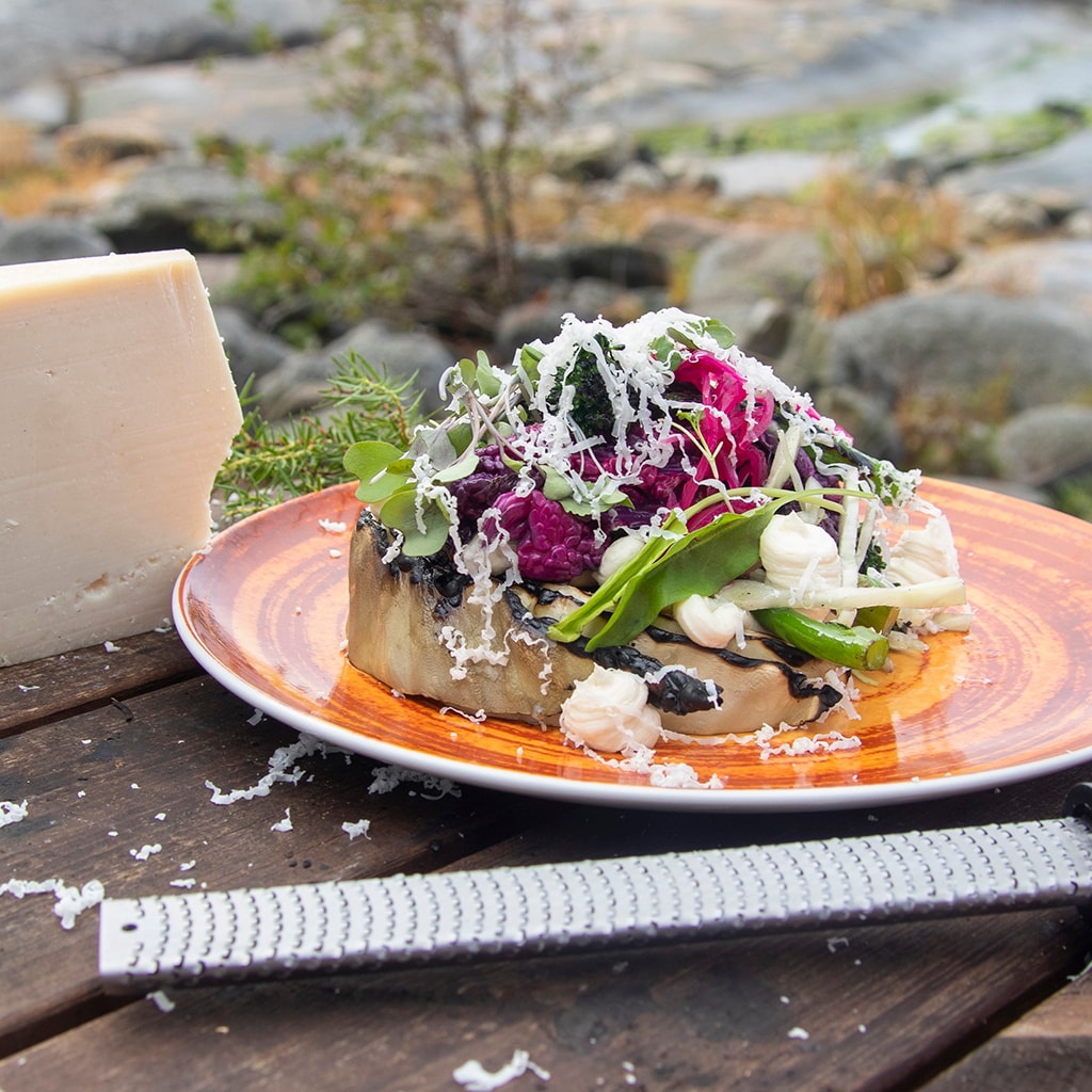 Avotulella paahdettu kaalisalaatti, vuohen Gruyèreä ja piparjuurta. Avotulella paahdettu kaalisalaatti, vuohen Gruyèreä ja piparjuurta.