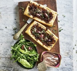 Karamellisoitu sipuli-anjovispiiras