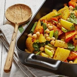 Kasvis-kikhernepyttipannu ja chilikastike Kasvis-kikhernepyttipannu ja chilikastike