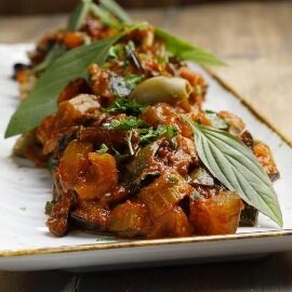 Kikherne-caponata (Italialainen munakoisosalaatti)