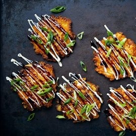 Valmista maukas Okonomyaki -pannukakku Valmista maukas Okonomyaki -pannukakku