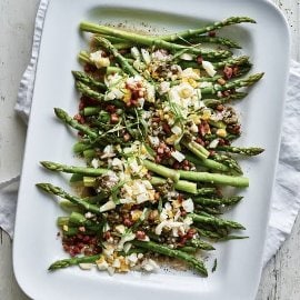 Vihreää parsaa rakuunan kera