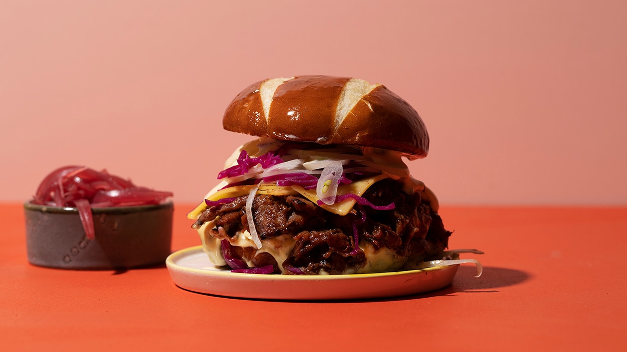 Pulled The Vegetarian Butcher Cherry Cola BBQ Burger Pulled The Vegetarian Butcher Cherry Cola BBQ Burger