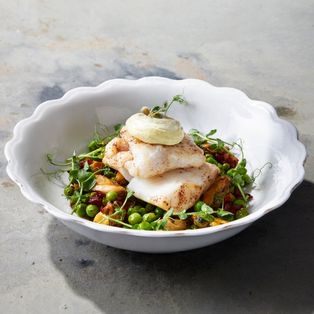 Turskaa, herneitä ja misoa kirvelihollandaisella