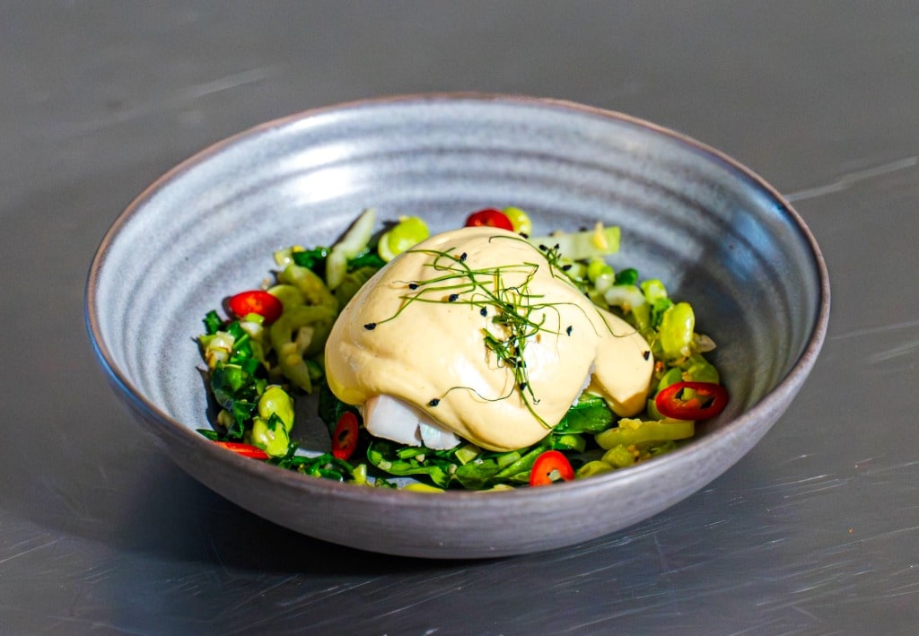 Turskaa, curry-hollandaisevaahtoa ja wokattuja kasviksia – - Resepti