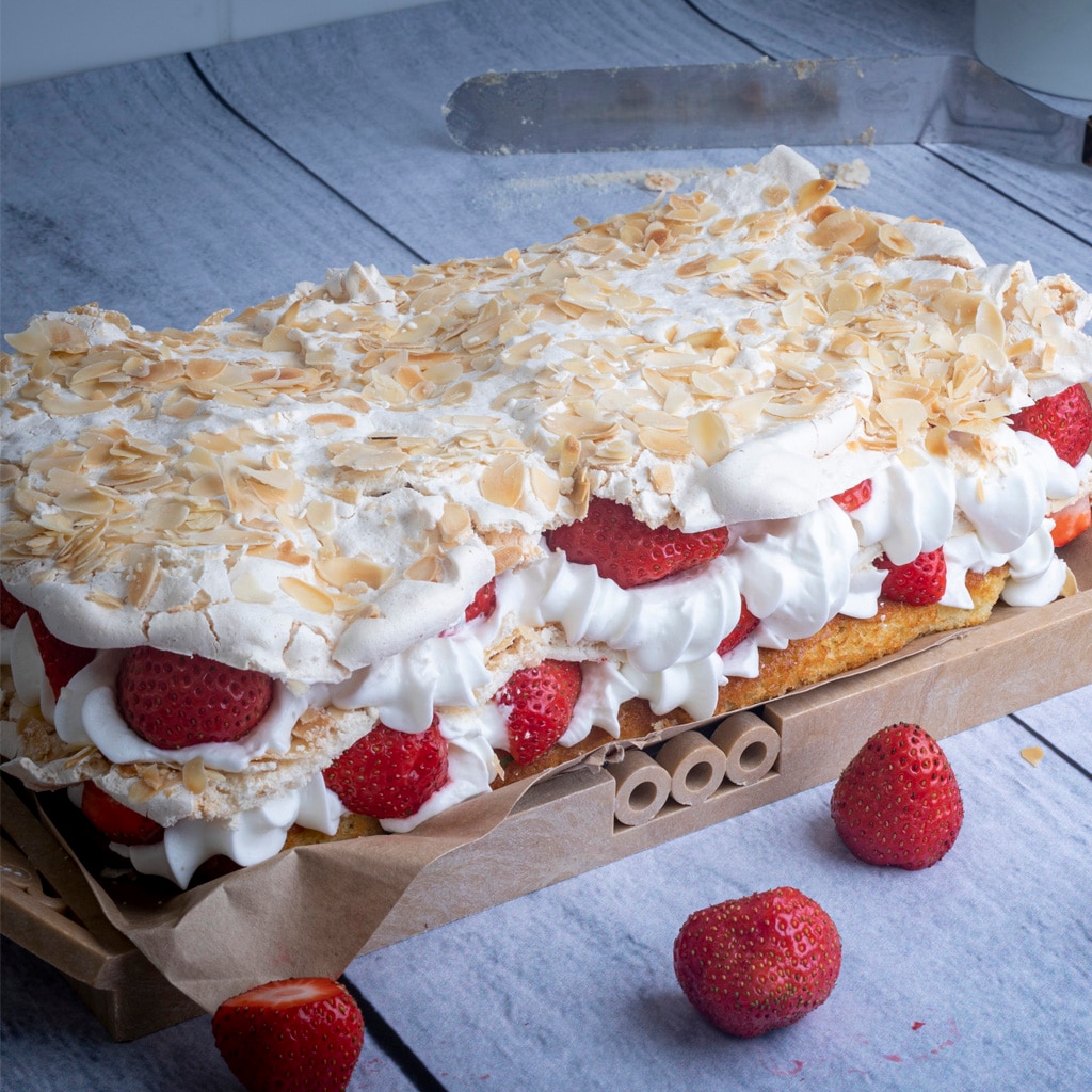 Britakakku, mansikoita ja moussea