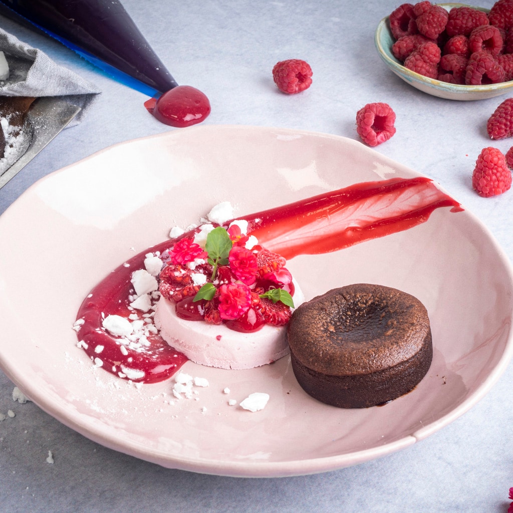 Suklaafondant ja vadelmajäädyke