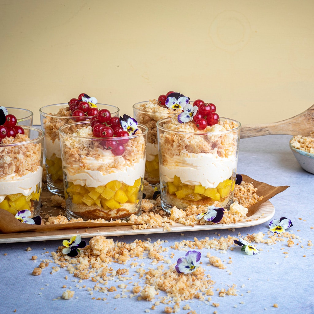 Mangomousse, kookoskakku ja -krumble