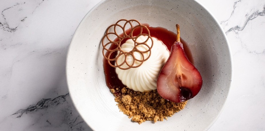 jälkiruoka_annos_jossa_päärynää_kastiketta_ja_moussea_lautasella