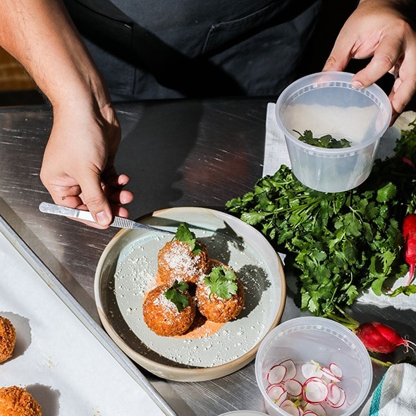 Turskaa, herneitä ja misoa kirvelihollandaisella