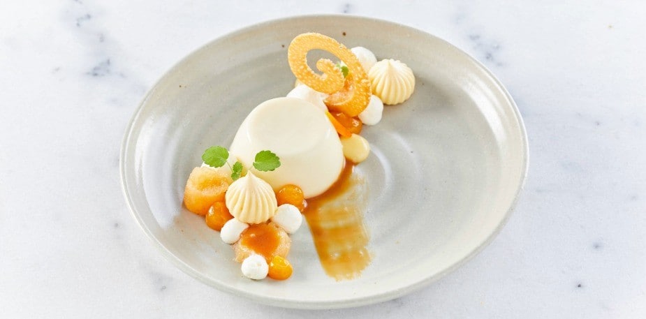 panna_cotta_jälkiruoka_lautasella panna_cotta_jälkiruoka_lautasella